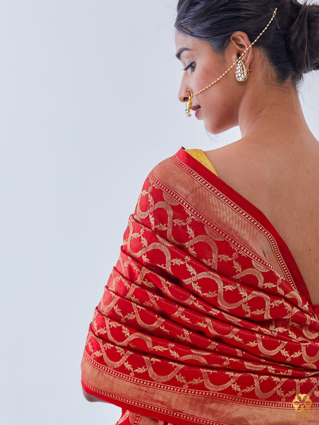 Beautiful Drape of Exquisite Handwoven Silk Saree - Grace and Sophistication