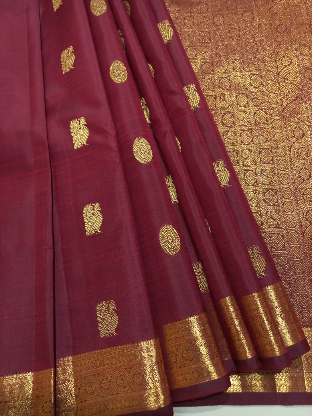 Timeless Maroon Handwoven Kanjivaram Saree - Elegance and Tradition Unveiled.