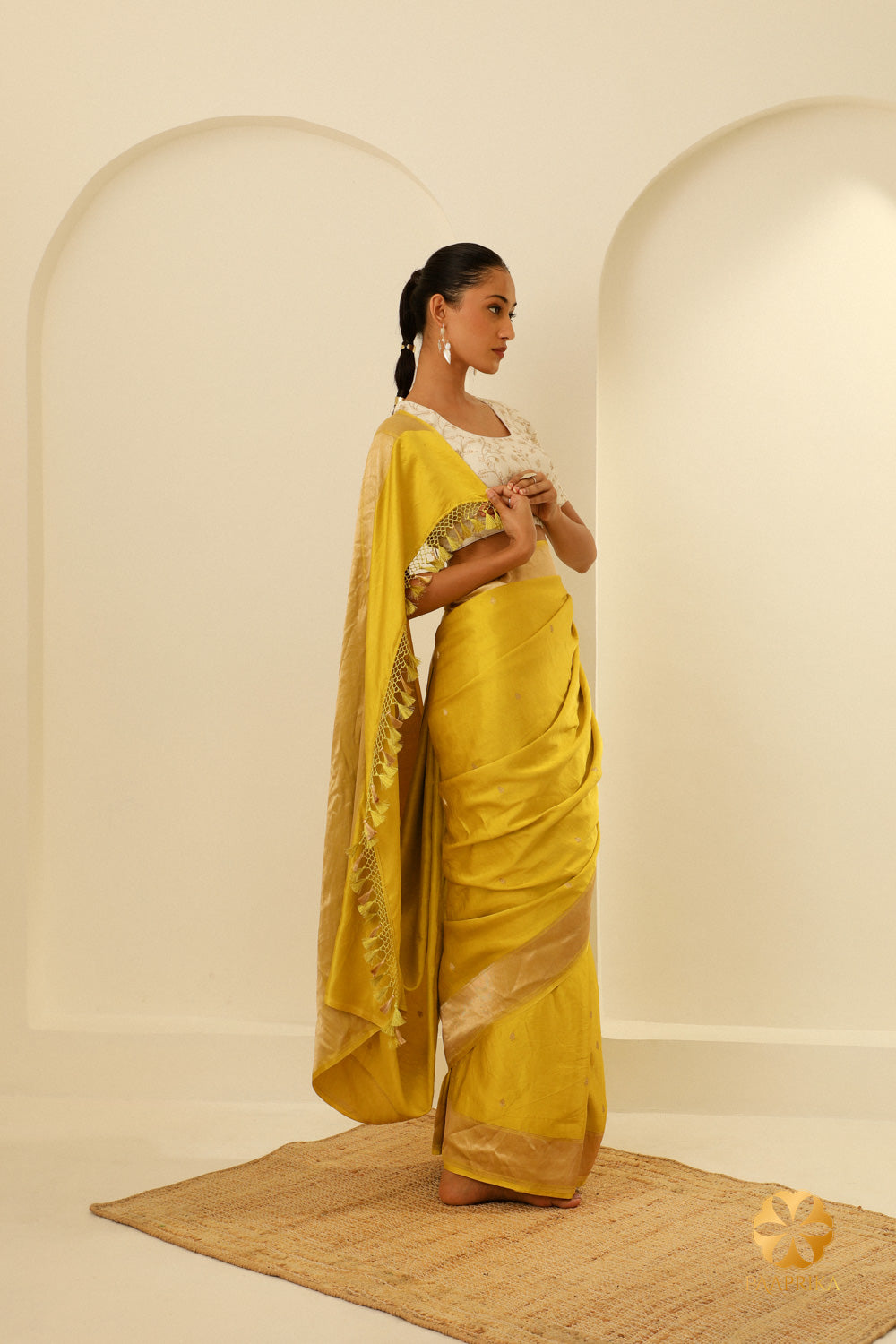 A closer look at the scattered butis on the saree, creating an eye-catching and contemporary pattern.